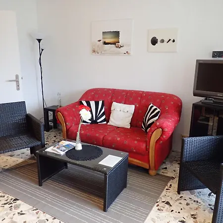 Strandnahes Mit Kleiner Gartenterrasse